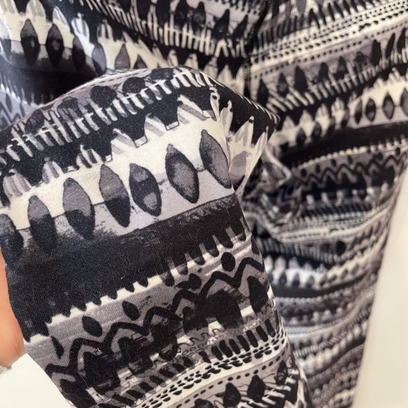 Black White Gray Workout Leggings with Pocket - Picture 2 of 7